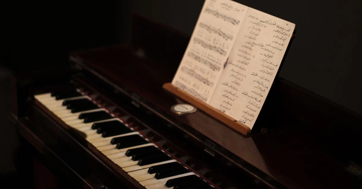 Gros plan sur un piano vintage avec des partitions, mettant en avant son charme nostalgique.